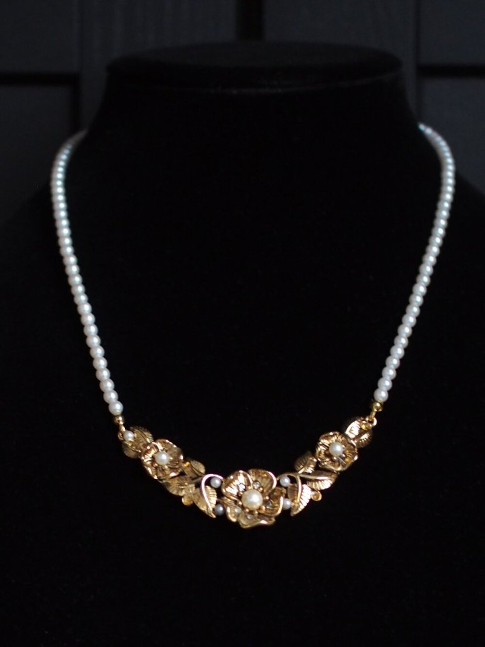 Vintage Gold-Tone Flower Pearl Necklace